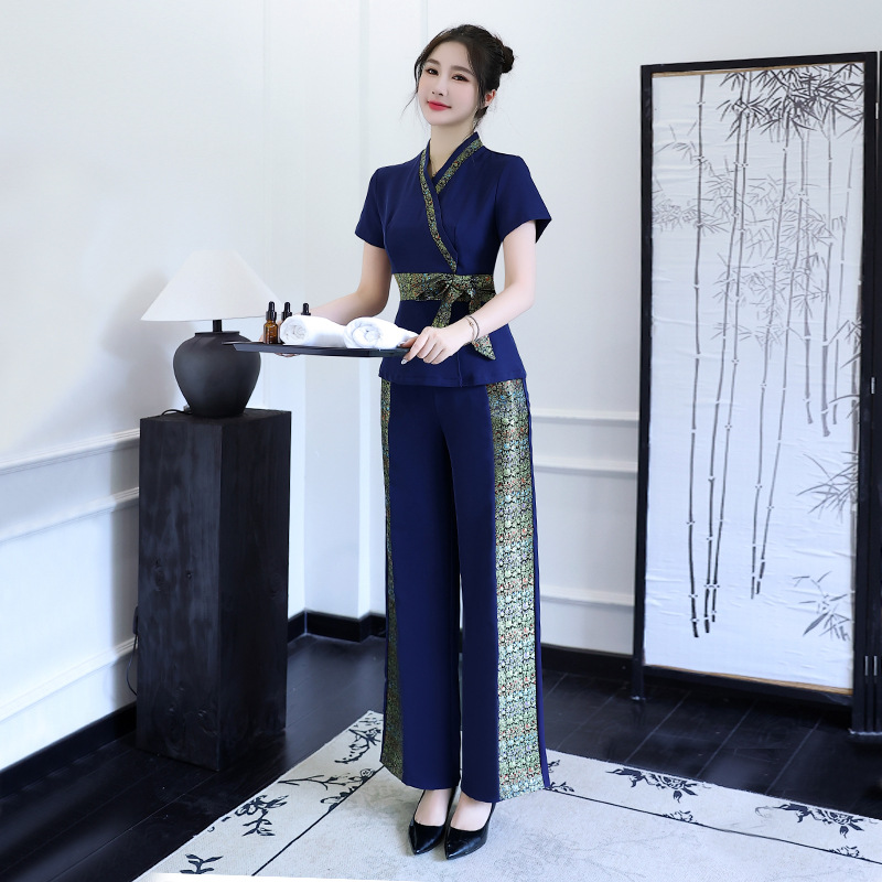 タイのウェルネスセンター女性用スパフットマッサージ技術者作業 - Spa Wellness Thai のレビューと価格