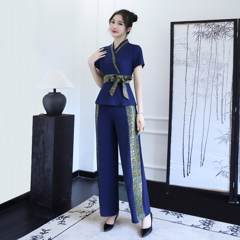 タイのウェルネスセンター女性用スパフットマッサージ技術者作業 - Spa Wellness Thai のレビューと価格