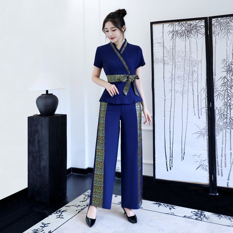 タイのウェルネスセンター女性用スパフットマッサージ技術者作業 - Spa Wellness Thai のレビューと価格